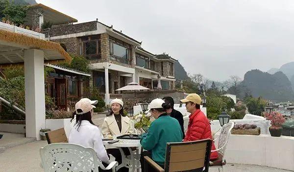 康養勝地 人文興義 萬峰林景區春意盎然，旅游持續升溫，游客盡享自然與人文交融的公園式觀光服務